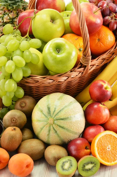 Composición Con Frutas Variadas Canasta Mimbre Aislada Blanco — Foto de Stock