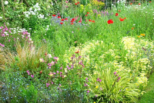 Blumenkranz Englischen Landhaus Garten — Stockfoto