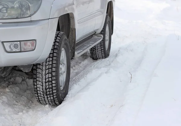 Χιονισμένο Δρόμο Χειμώνα Μπροστά Ένα Αγνώριστο Αυτοκίνητο — Φωτογραφία Αρχείου