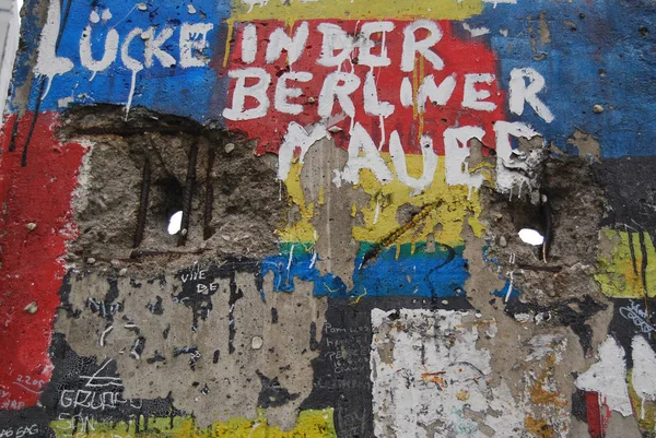 Berlinwall Com Grafitti Furos — Fotografia de Stock