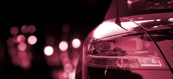 Auto von hinten auf der Autobahn gesehen — Stockbild Auto Von Hinten Auf Der Autobahn Gesehen — Stockfoto