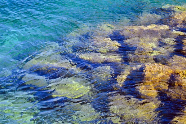 Průzračná Voda Středozemního Moře Kamenů Pod Čistou Vodou — Stock fotografie