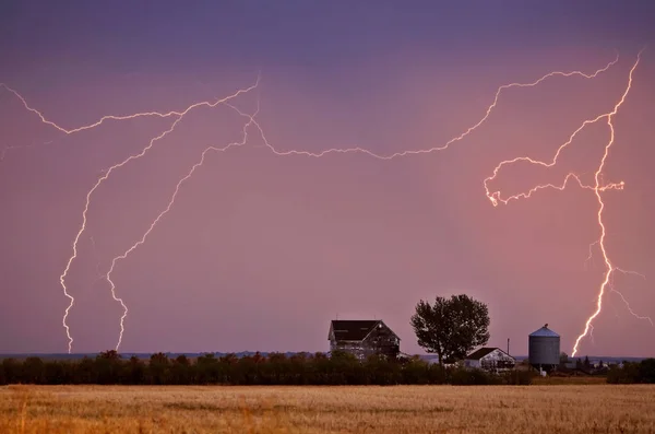 サスカチュワン州の農場の後ろに見える稲妻 — ストック写真