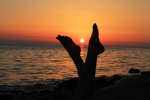 Naken Kvinna Ben Och Kvällen Stranden Solnedgången — Stockfoto