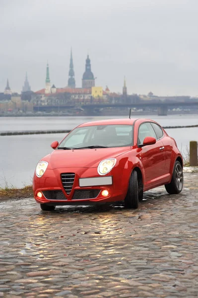 Carro Vermelho Estacionado Fundo Cidade Riga Letónia — Fotografia de Stock
