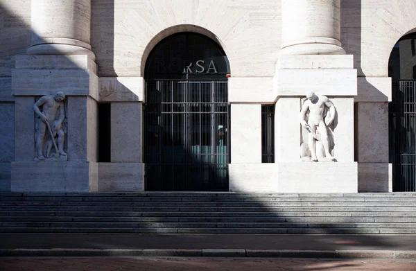 Puerta Del Edificio Cambio Milán Italia —  Fotos de Stock