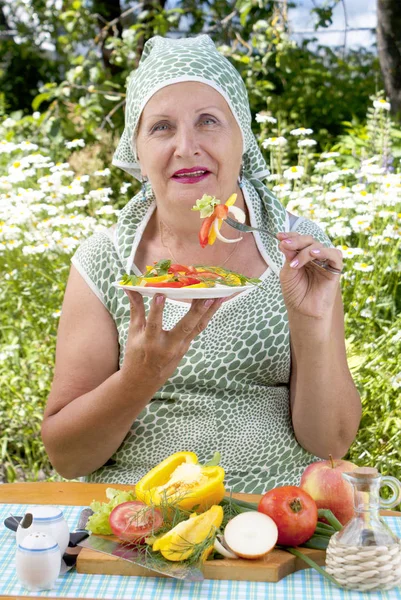 Den Vuxna Kvinnan Äter Aptitretande Färska Grönsaker Sallad — Stockfoto