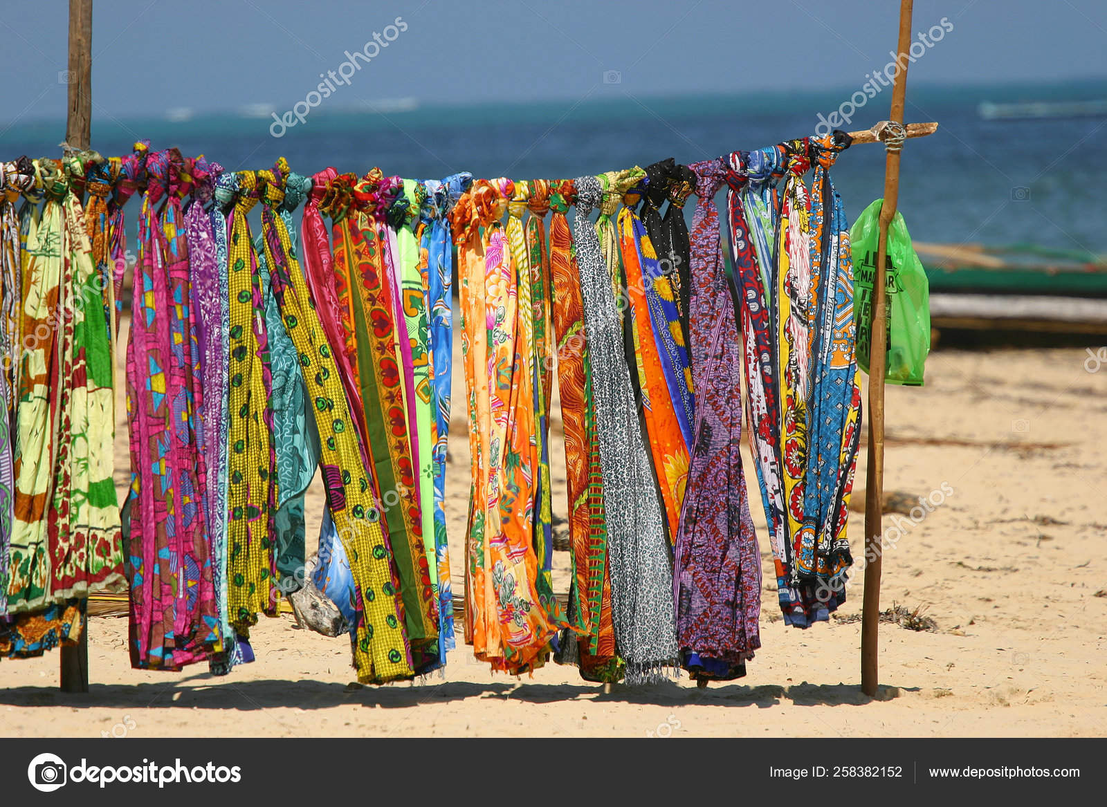 Ropa Playa Colorida Para Venta Playa Ifaty Madagascar: fotografía de stock © #258382152 | Depositphotos