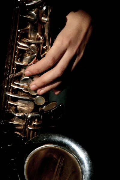 Handen Van Musicinan Playing Saxofoon — Stockfoto