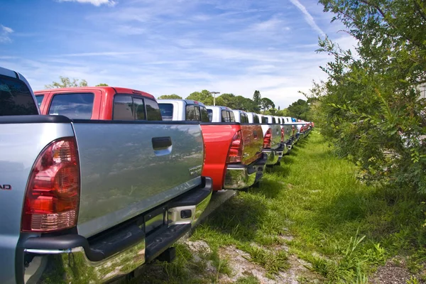 Een Rij Toyota Trucks Back Lot Van Een Dealer — Stockfoto