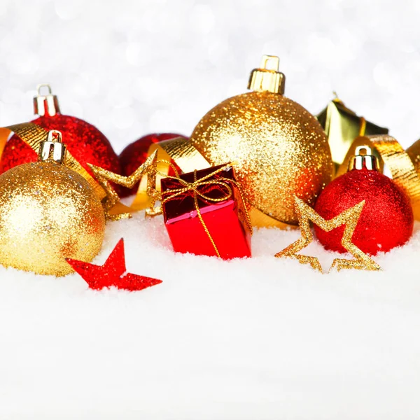 Kerstkaart Met Mooie Rode Gouden Decoraties Sneeuw — Stockfoto