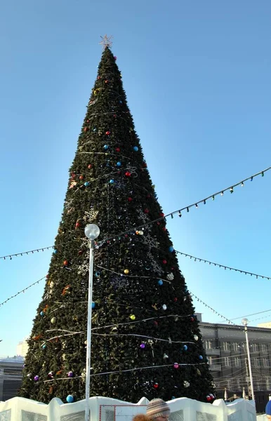 Vánoční Strom Městě Náměstí Čeljabinsk Slunečný Den — Stock fotografie