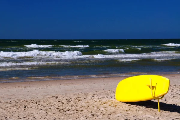 ビーチの黄色の救助サーフボード — ストック写真