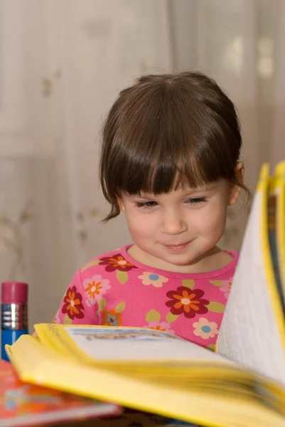 Niño Leyendo Libro Muchacha Tres Años Las Condiciones Casa — Foto de Stock