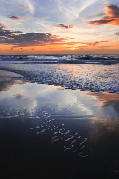 Kolorowy Zachmurzony Zachód Słońca Plaży Odbiciem Pionowy — Zdjęcie stockowe
