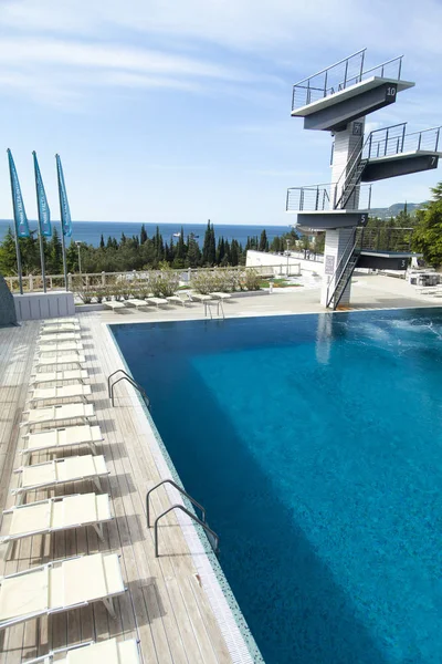 Piscina Bajo Los Rayos Del Sol Está Lista Para Las — Foto de Stock