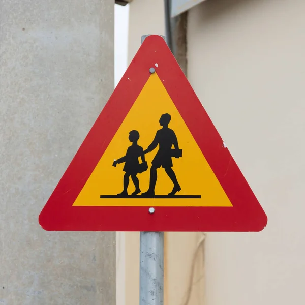 Islandia Señal Advertencia Niños Cruzando Calle Desde Escuela — Foto de Stock