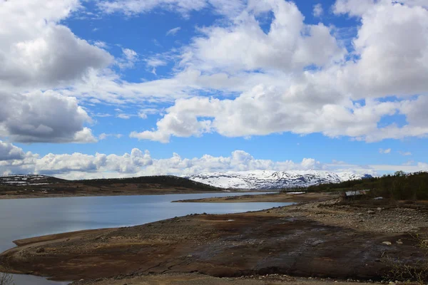 春季北极景观 湖泊和冻土带 阳光灿烂的日子 挪威莫斯瓦顿 — 图库照片