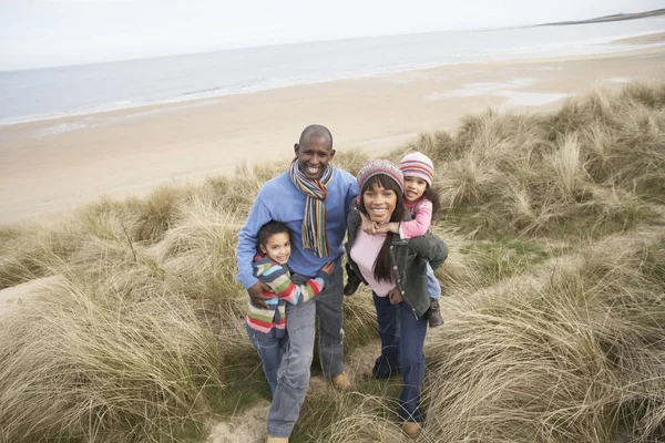 Plajdaki Siyah Aile — Stok fotoğraf