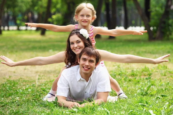 Jovem Família Livre Grama Parque Verão — Fotografia de Stock