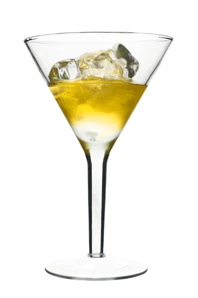 얼음마티니 유리에 노란색 알코올 칵테일 배경에서 — 스톡 사진
