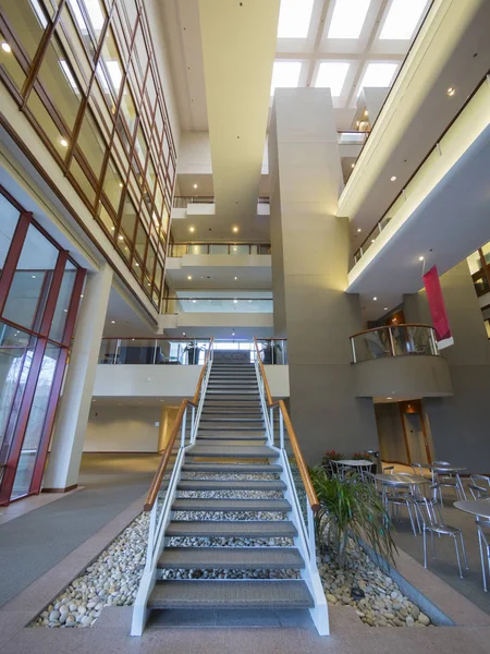 Modernas Escaleras Hotel Que Conducen Las Plantas Superiores —  Fotos de Stock