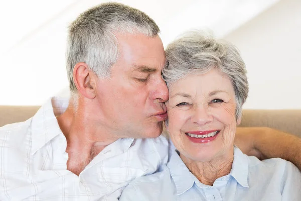 Amare Uomo Anziano Baciare Moglie Sulle Guance Casa — Foto Stock