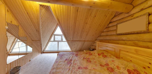 Dormitorio Con Una Cama Grande Casa Con Paredes Madera — Foto de Stock