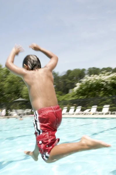 Niño Saltando Piscina — Foto de Stock