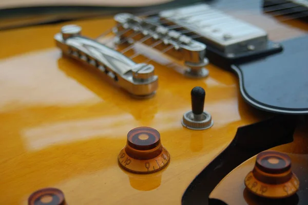 Krásná Archtop Poloakustická Elektrická Kytara Vysokým Třpytím — Stock fotografie