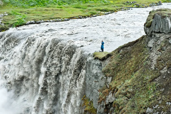 Unrecognizable Photographer Taking Pictures Hafragilsfoss Very Powerful Waterfall Located Jokulsargljufur — Stock Photo, Image