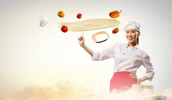Азиатская Кухарка Готовит Пиццу Стоя Цветном Фоне — стоковое фото