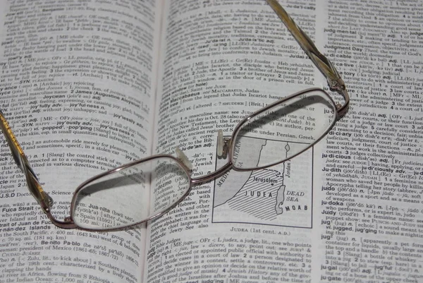 Diccionario Abierto Con Gafas Lectura —  Fotos de Stock