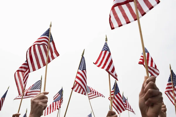 Les Mains Levant Des Drapeaux Américains — Photo