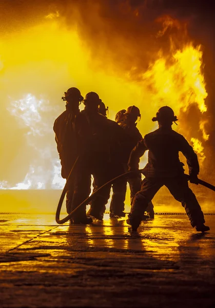 Brandweerman Bracing Tijdens Brandbestrijding — Stockfoto