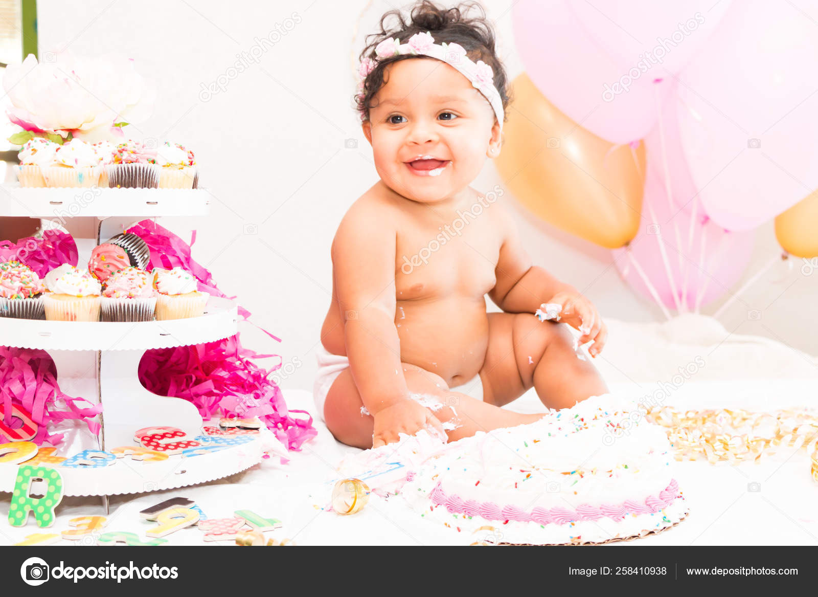 Jeune Fille Bebe Fete Son Premier Anniversaire Avec Gateau Photographie Yayimages C Jeune Fille Bebe Fete Son Premier Anniversaire Avec Gateau Photographie Yayimages C