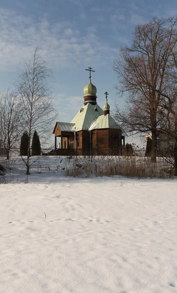 Каплиця Березі Замерзлого Озера Взимку — стокове фото