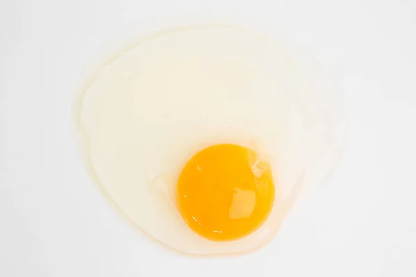 Uovo Crudo Sfondo Bianco — Foto Stock