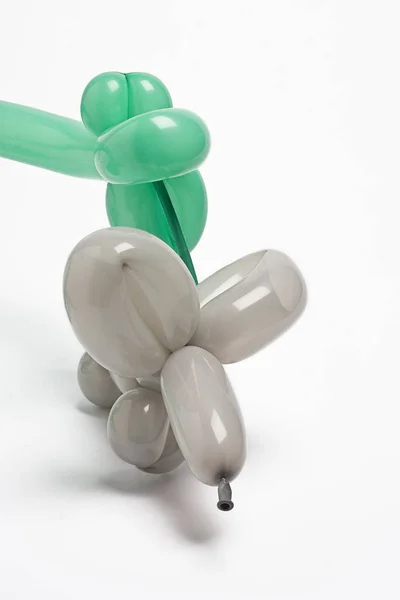 Óriás Zöld Ballon Kígyó Támadás Egy Szegény Védtelen Szürke Léggömb — Stock Fotó