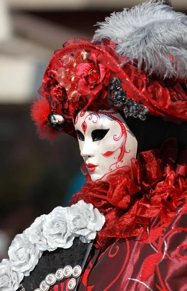 Portret Van Een Rode Venetiaanse Masker Kostuum Tijdens Het Carnaval — Stockfoto