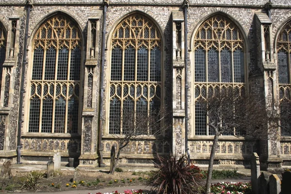 Великі Арочні Скляні Вікна Межами Церкви — стокове фото
