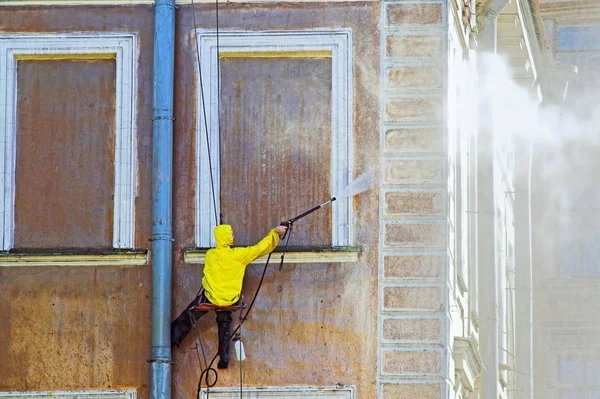 Schoonmaakdienst Personeel Wassen Oude Gebouw Gevel — Stockfoto