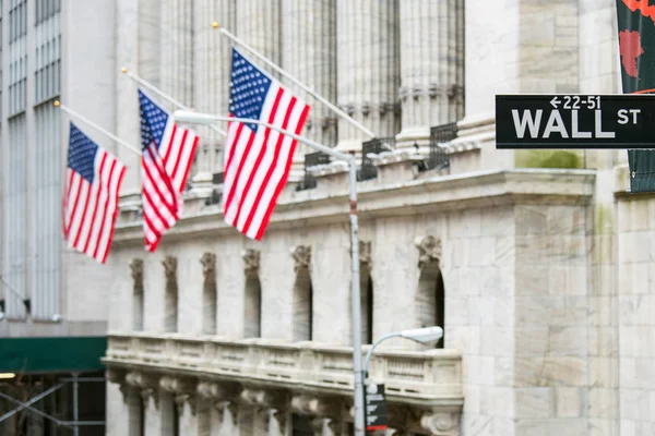 ウォール街のニューヨーク証券取引所の背景を持つニューヨークで署名します — ストック写真