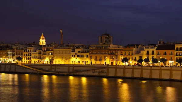 Nachtansicht Der Gebäude Die Sich Wasser Des Flusses Guadalquivir Bezirk — Stockfoto