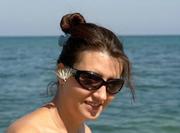 Красивая Молодая Женщина Пляже Живая Бабочка Лице — стоковое фото