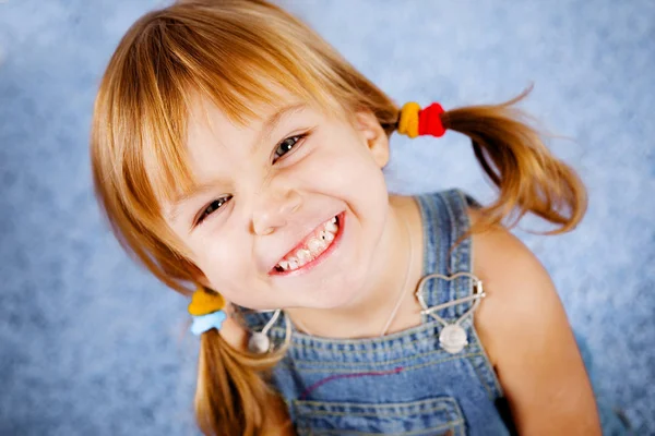 Смешная Игривая Маленькая Девочка Голубом — стоковое фото