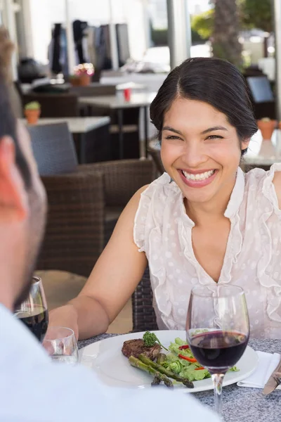 Mulher Feliz Sorrindo Sua Data Pátio Restaurante — Fotografia de Stock