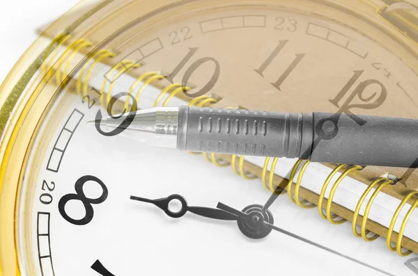 Reloj Cara Diario Con Pluma Concepto Tiempo Trabajo —  Fotos de Stock