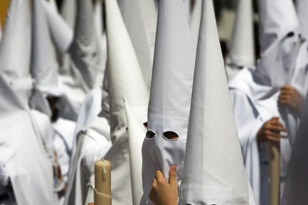 Spanya Nın Kutsal Haftasında Elinde Mum Tutan Tövbekar Beyazlar — Stok fotoğraf