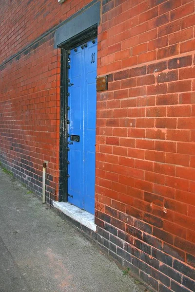 Puerta Azul Lado Una Casa — Foto de Stock